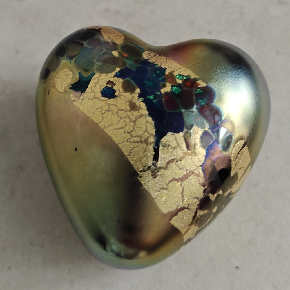 Signed Robert Held Iridescent Heart-Shaped Art Glass Sculpture/ Paperweight - Picture 9 of 14